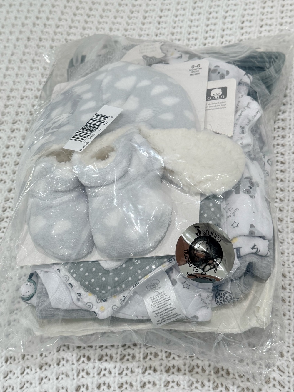 30 piece clothing crate neutral color size from newborn to size 12 months